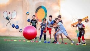 梅西太内向了，主持人说第一句就想拿着奖杯走，不到三年拿四冠